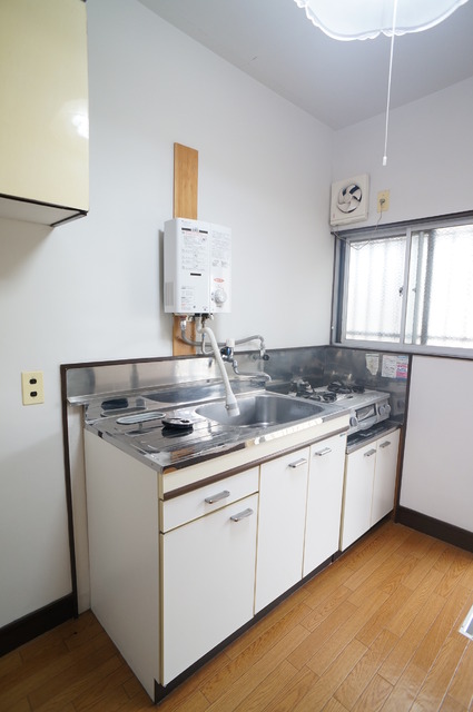 キッチン　自然光のはいる、換気もしやすい窓付きのキッチンです♪