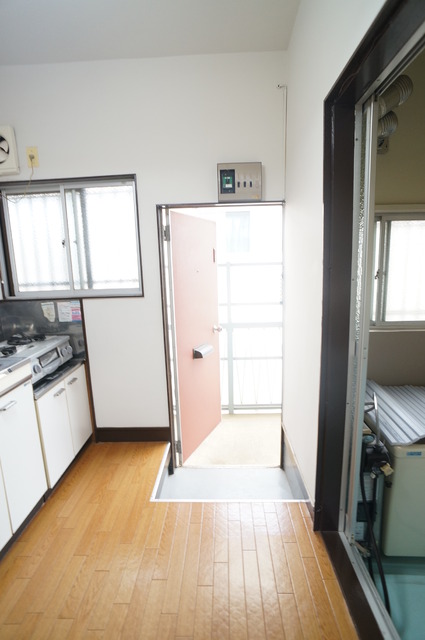 玄関　経済的な都市ガス使用のキッチンスペースです♪