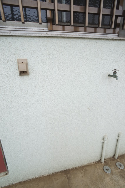 その他　洗濯機置場が室外にあるのでお部屋を広々お使いいただけます。