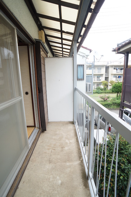 バルコニー　バルコニーがあるので洗濯物を太陽の下で干すことができます♪