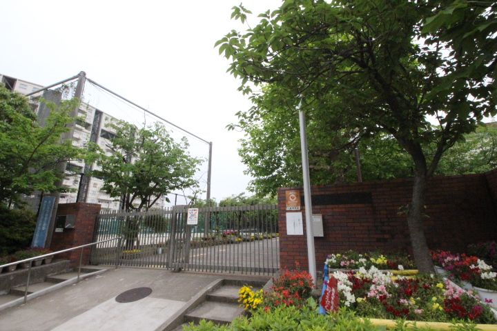 中学校　芦屋市立潮見中学校（中学校）まで700m