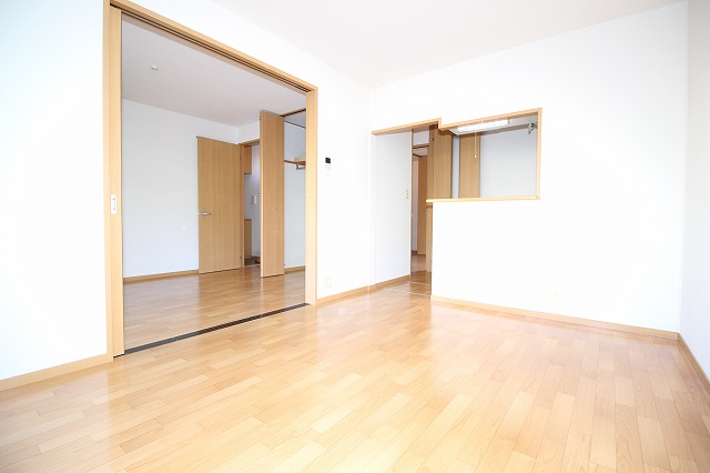 居室・リビング　ゆったり過ごせるリビングです ※反転の場合あり