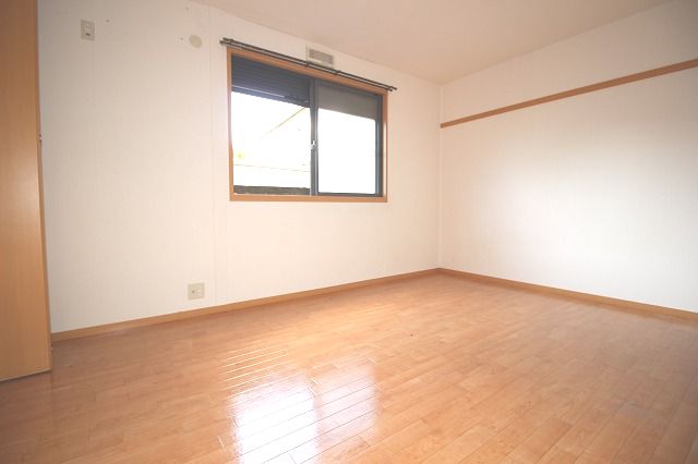 その他　落ち着いた色調の洋室です ※反転の場合あり