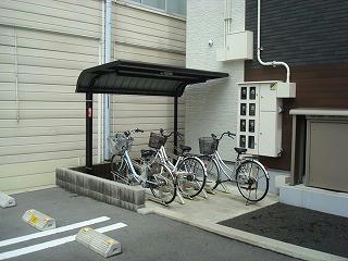 その他共有部分　駐輪場は屋根付きです。