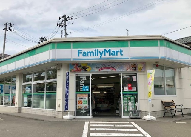 コンビニ　ファミリーマート安養寺二丁目店（コンビニ）まで731m