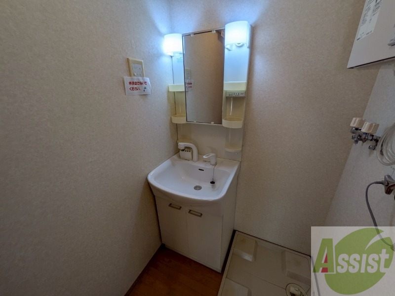 洗面設備　独立洗面台です。大きくてよいですね。シャンプーもできます。