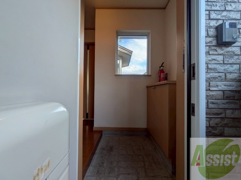 玄関　玄関の様子です。明るい印象ですね。気分もあがりそう。