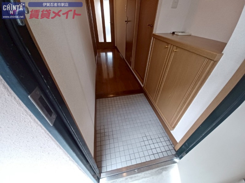 玄関　別部屋参考写真となります。