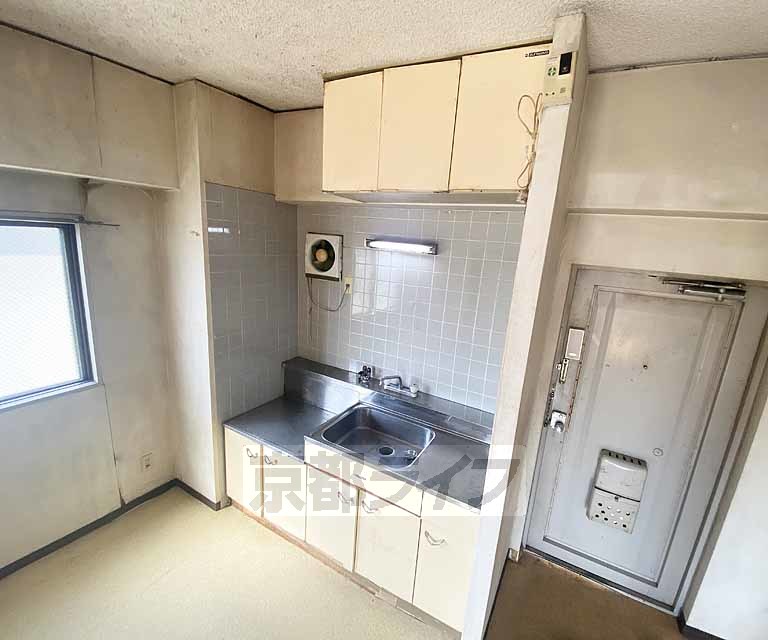 キッチン　収納スペース多数有り