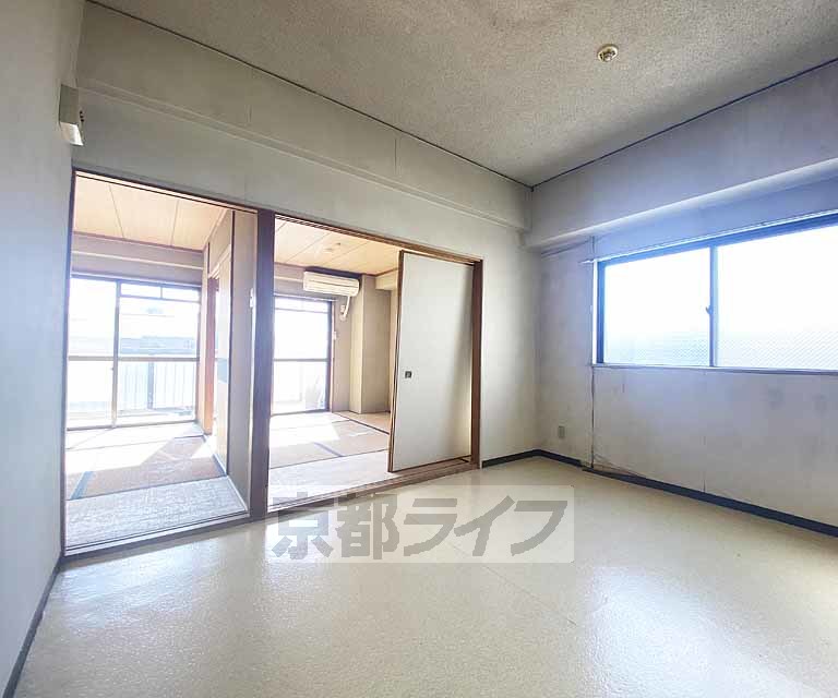 居室・リビング　鉄筋コンクリート造りの物件です