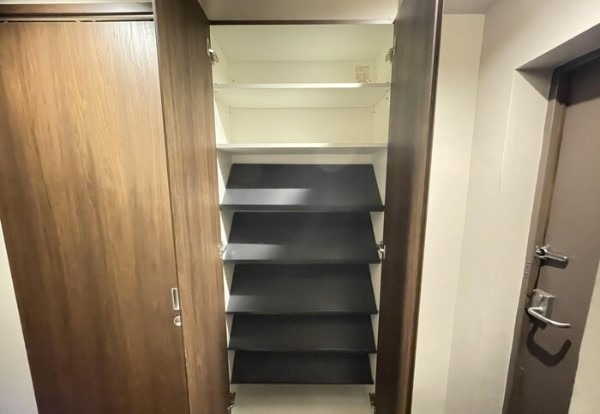 玄関　お靴はこちらで