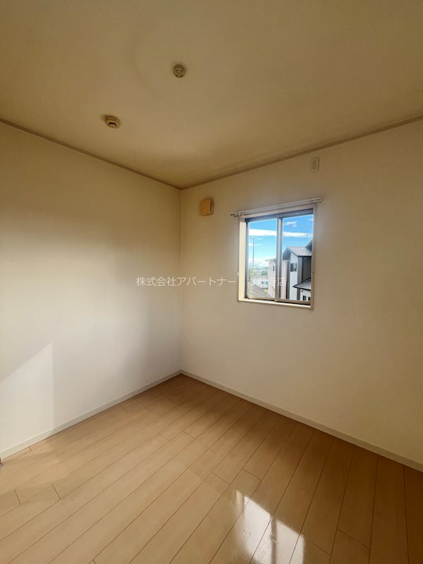 その他部屋・スペース　窓が多いお部屋になります！