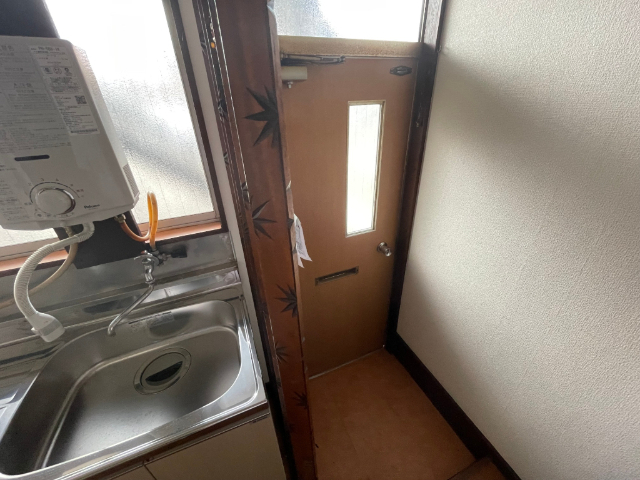 玄関　玄関にポストがあります。