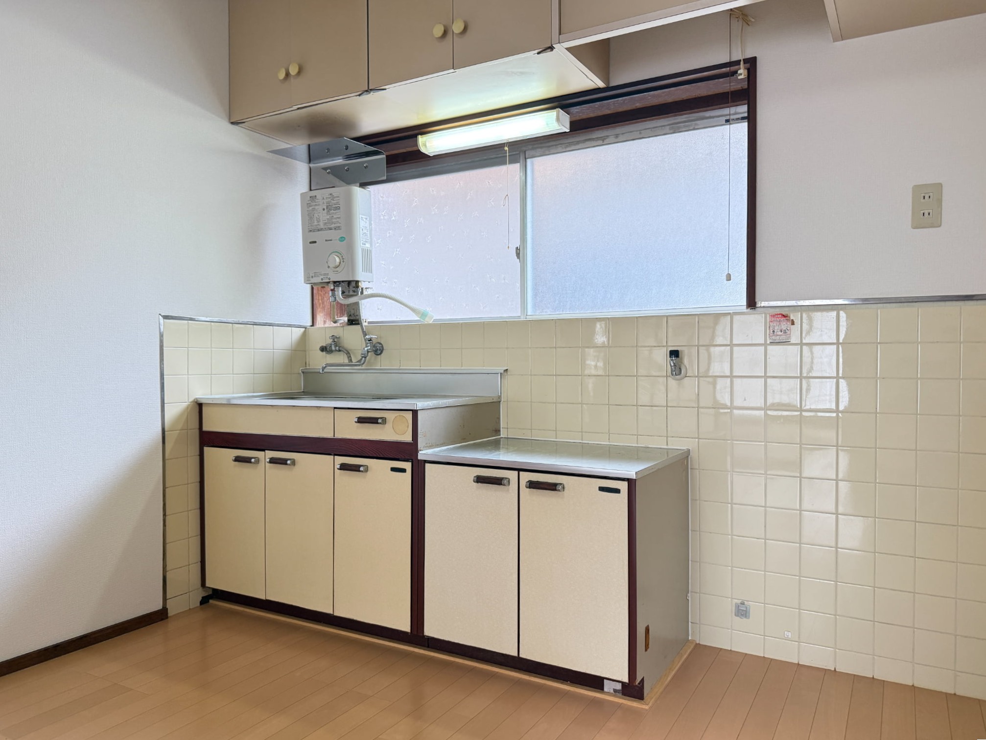 キッチン　瞬間湯沸器付き！