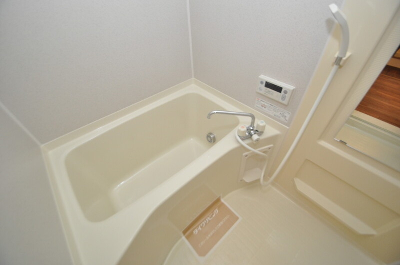 バス・シャワールーム　白いきれいな浴室、肩までしっかり浸かれて疲労もしっかり回復