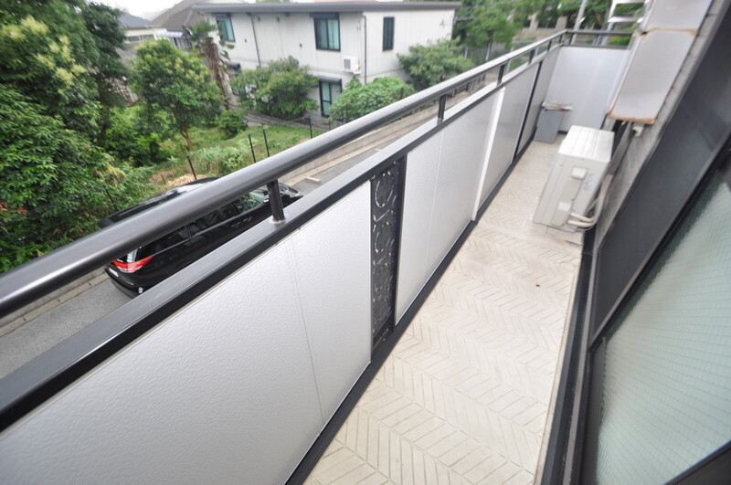 バルコニー　バルコニーは陽当りが良く、近くに緑もある心地よい空間です。