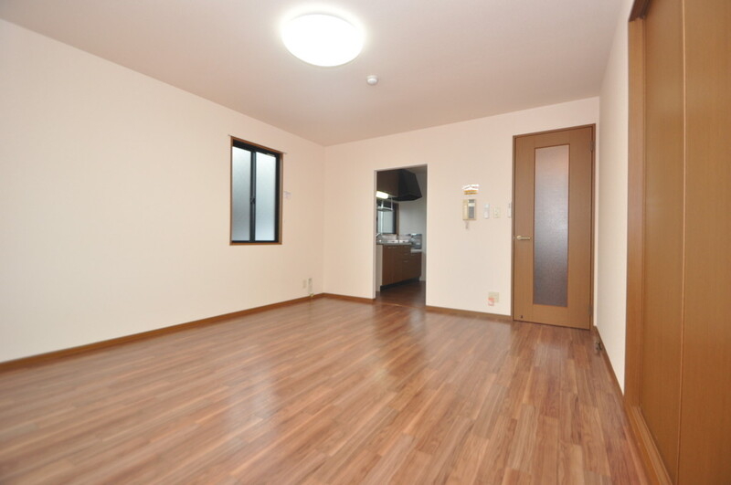 居室・リビング　広くて明るいリビングはご家族全員がリラックスできる空間。