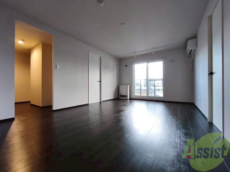 居室・リビング　木目のフローリングは落ち着きのある印象のお部屋になりますね。