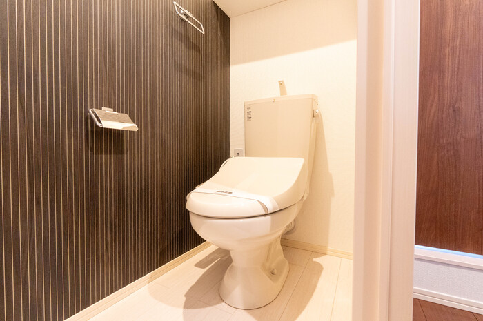 トイレ　落ち着いた色調のトイレです