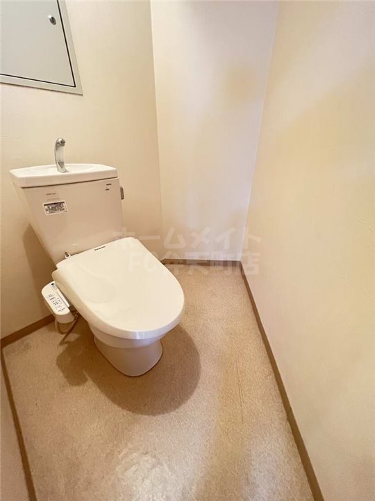 トイレ　落ち着いた色調のトイレです