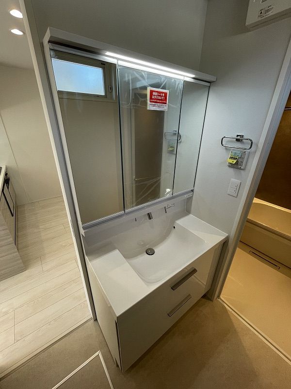 洗面設備　シャンプードレッサー付独立洗面台！