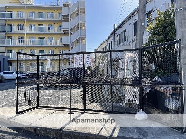 駐車場　敷地内ゴミ置場　可燃ゴミは火・金。不燃・資源物は第１・３月曜