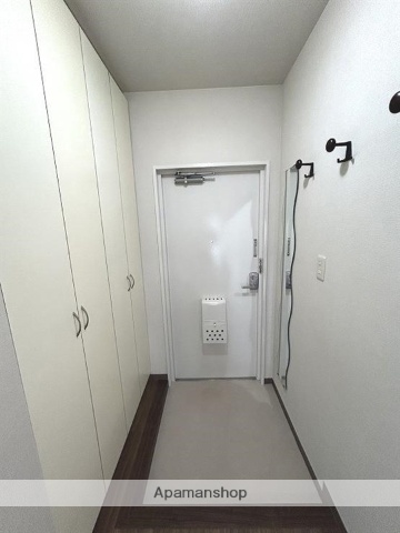 玄関　大収納のシューズボックス、姿見、コート掛け付き