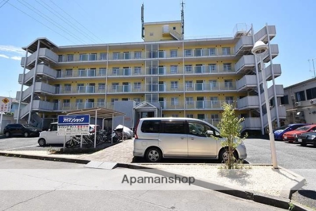 建物外観　平面駐車場で立体駐車場より出入庫がスムーズ。屋根付駐輪場あり