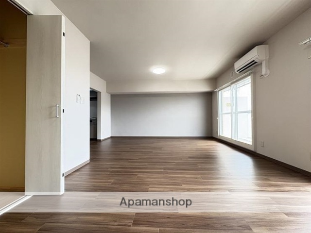 居室・リビング　上品で落ち着いた雰囲気の１８帖ＬＤＫ。照明、エアコン付き。