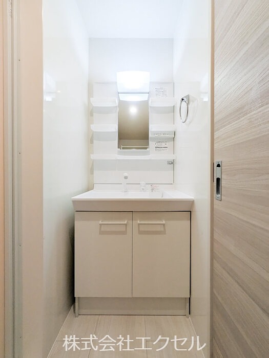 洗面設備　シャワー付き洗面台です