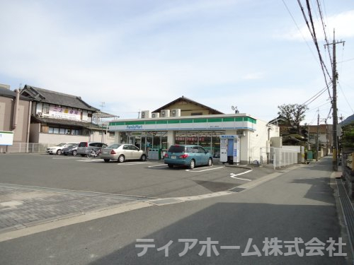 コンビニ　ファミリーマート 香芝二上駅前店（コンビニ）まで555m