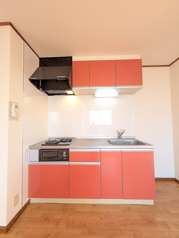 キッチン　収納キャビネットたっぷりのシステムキッチン