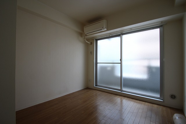 居室・リビング　別号室の写真です（間取り反転）