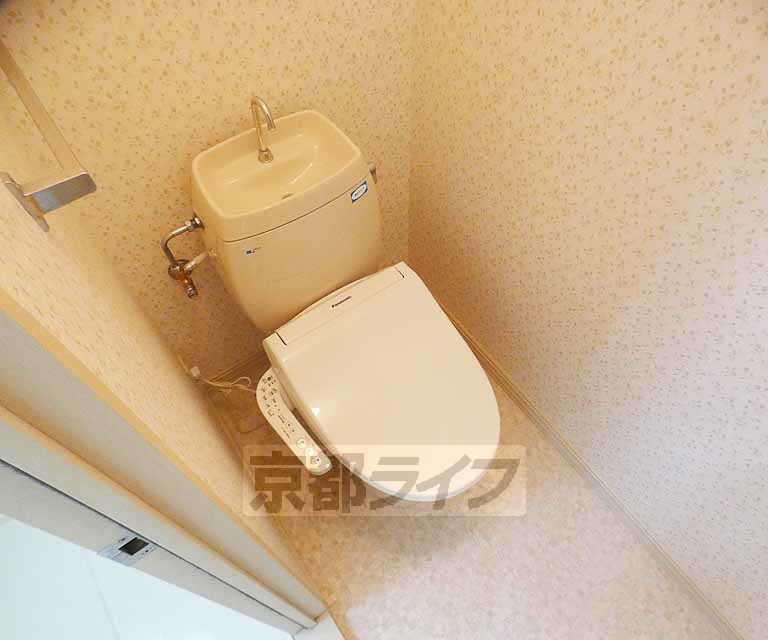 トイレ　ウォシュレットつき