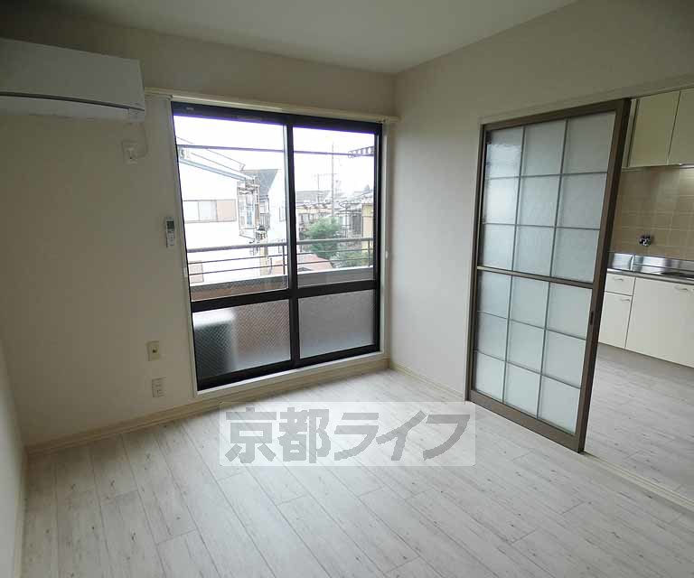 居室・リビング　床の色が綺麗です