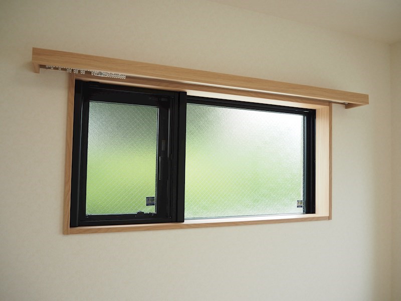 居室・リビング　腰高窓