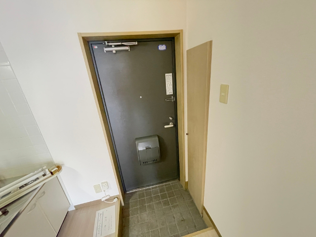 玄関　玄関に靴箱があります。