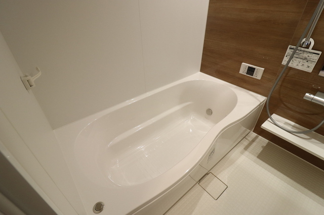 バス・シャワールーム　浴室換気乾燥機付き一坪タイプの浴槽です。