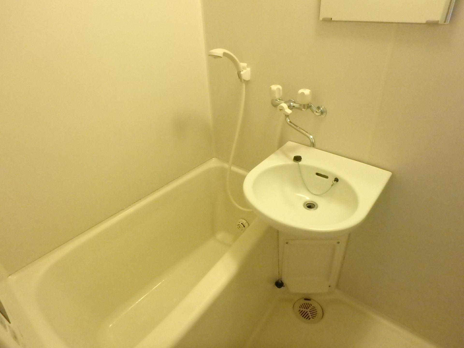 バス・シャワールーム　追焚機能付きのお風呂です