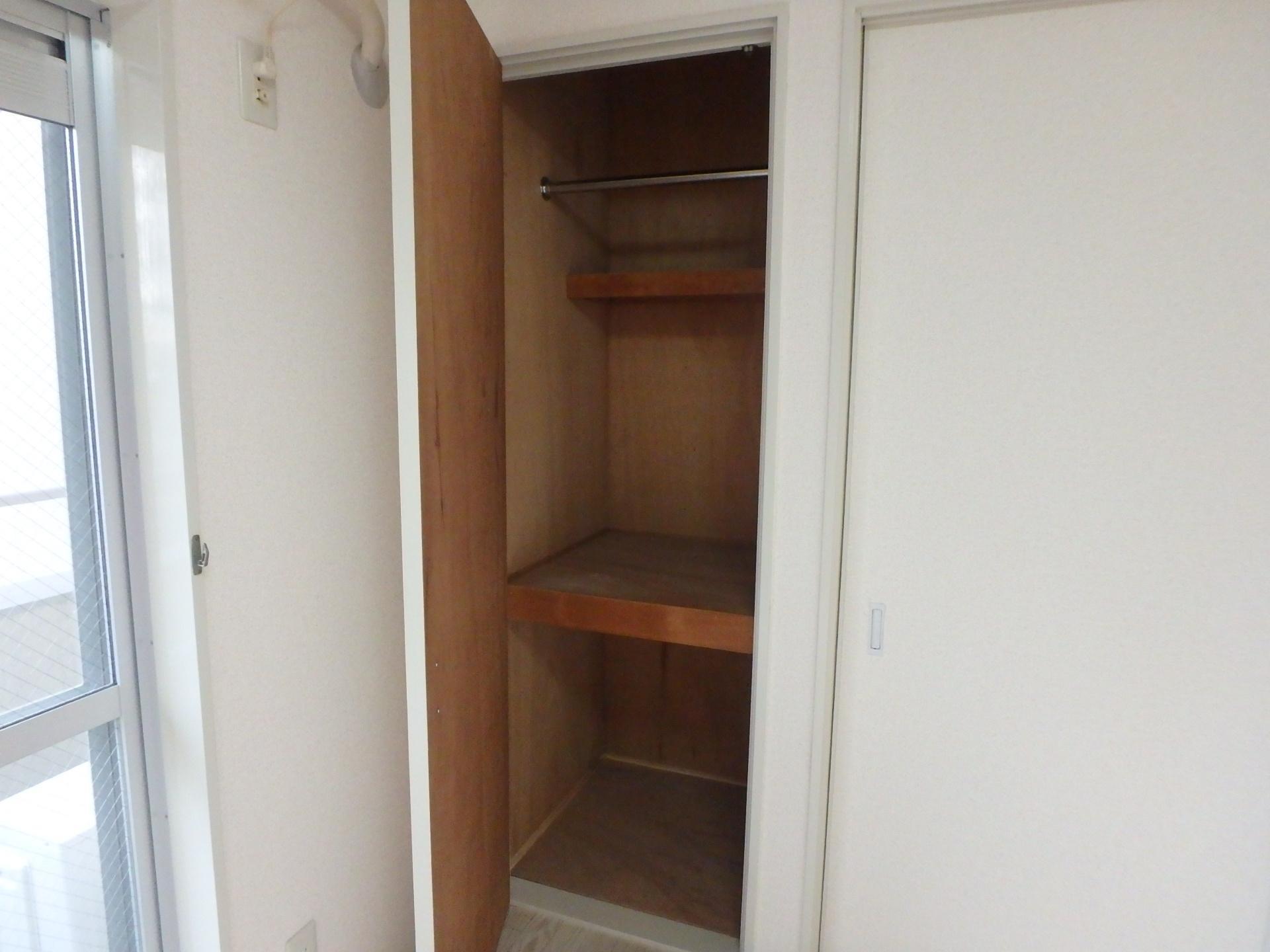 その他設備　洋室にも収納があります