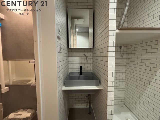 洗面設備　アメニティ収納棚ありの独立洗面台です