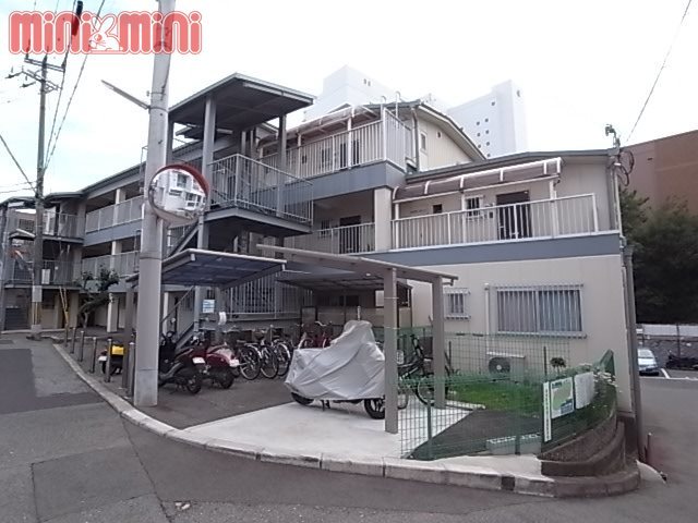 エントランス　敷地内に駐輪場もございます