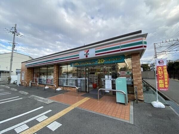 コンビニ　セブンイレブン初芝駅東店（コンビニ）まで549m