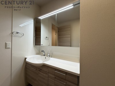 洗面設備　収納スペース豊富な広々とした洗面所です。