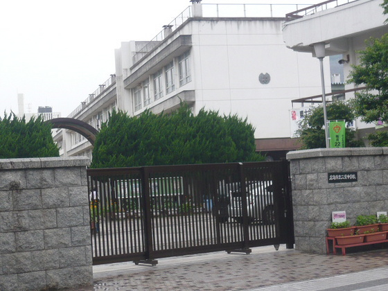 中学校　広島市立二葉中学校（中学校）まで1676m