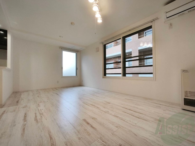 居室・リビング　木目のフローリングは落ち着きのある印象のお部屋になりますね。