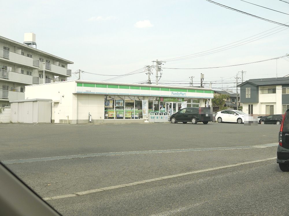 コンビニ　ファミリーマート久居北口店（コンビニ）まで852m