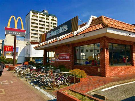 飲食店　マクドナルド到津店（飲食店）まで642m