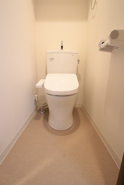 トイレ　※別室（反転タイプ）の参考写真です。