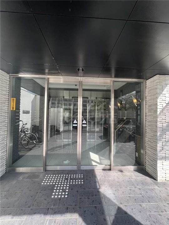 エントランス　落ち着いたエントランスです